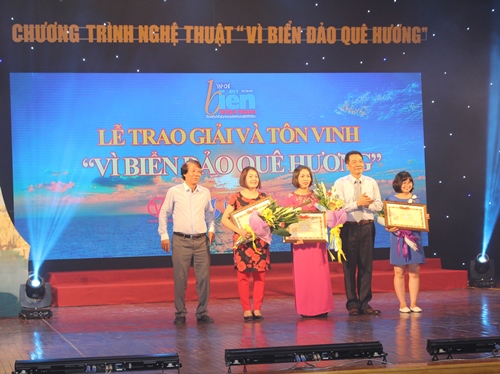 Trao giải cuộc thi viết “Vì biển đảo quê hương”